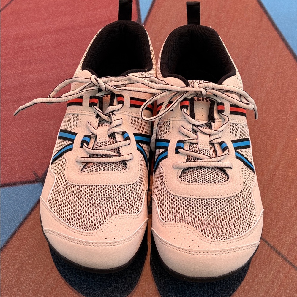 zero prio Stylish Sneakers with Blue and Red Accents in excellent condition